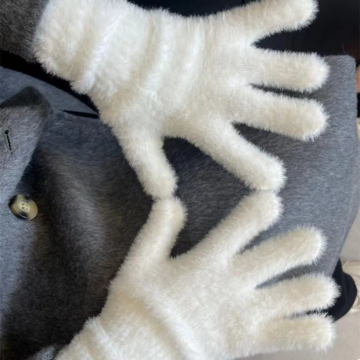 Fashionable Half Finger Gloves Suitable for Women's Soft and Warm Winter Luxurious Solid Color Plush Knitted Fingerless Gloves